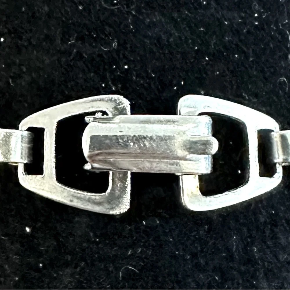 Vintage Silver Tone Apple Embossed Linked Bracelet 1.0” W, Fits Max Sz 7 Wrist